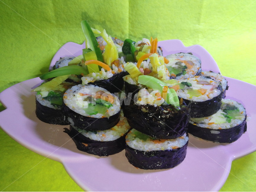 김밥,단무지,달걀,노란색,당근,오이,우엉,김,식사,소풍,시금치,소세지,게맛살,쌀,간식,음식,식재료,요리,food,cook,meal,dishes,food reserves,한식,한국음식,한국요리,korean food,korean dishes,korean meal,korean cook,디저트,간식,후식,dessert,snack