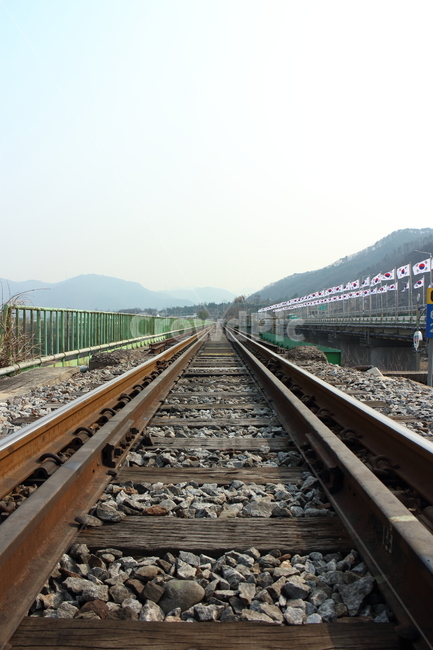 철길,선로,자갈,능선,산,길,녹슨철길,기찻길,레일,railroad,철로,기차,교통,교통수단,traffic,transportation