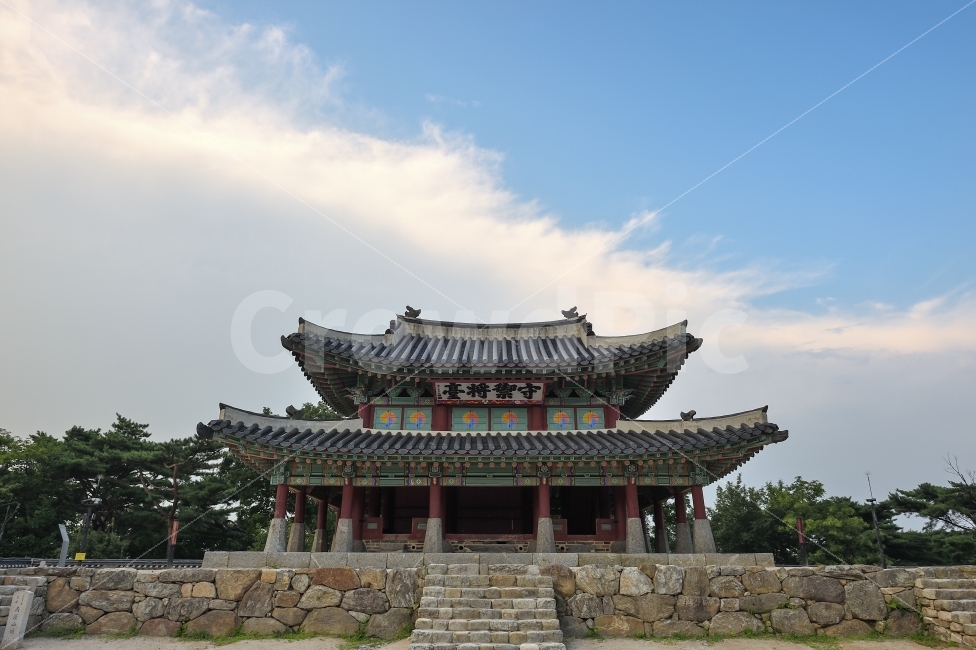 남한산성,수어장대,전경모습,문화재,전통,경기도,한국,문화,기와지붕,지와,지붕,랜드마크,역사,병자호란,건물,건축,고건축,고건물,단청,세계문화유산,유네스코,문양,전통문양,돌계단,당당한,랜드마크,landmark,tourist attraction,한국전통,한국문화,korean traditional,korean culture