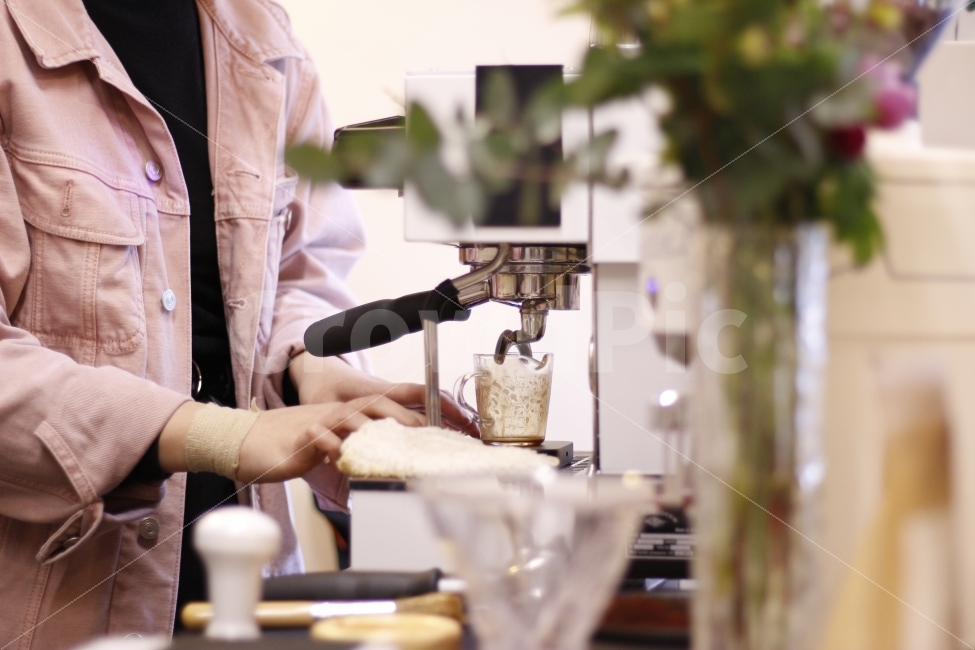 coffee,cafe,espresso,barista,dessert,beverage,brewing,extracting,interior,scale,pink,fashion,flower,커피,카페,에스프레소,바리스타,음료,브루잉,추출,인테리어,저울,분홍,핑크,패션,화분,꽃,식물,사람,사람,인물,인간,human,person,커피,카페,coffee,cafe