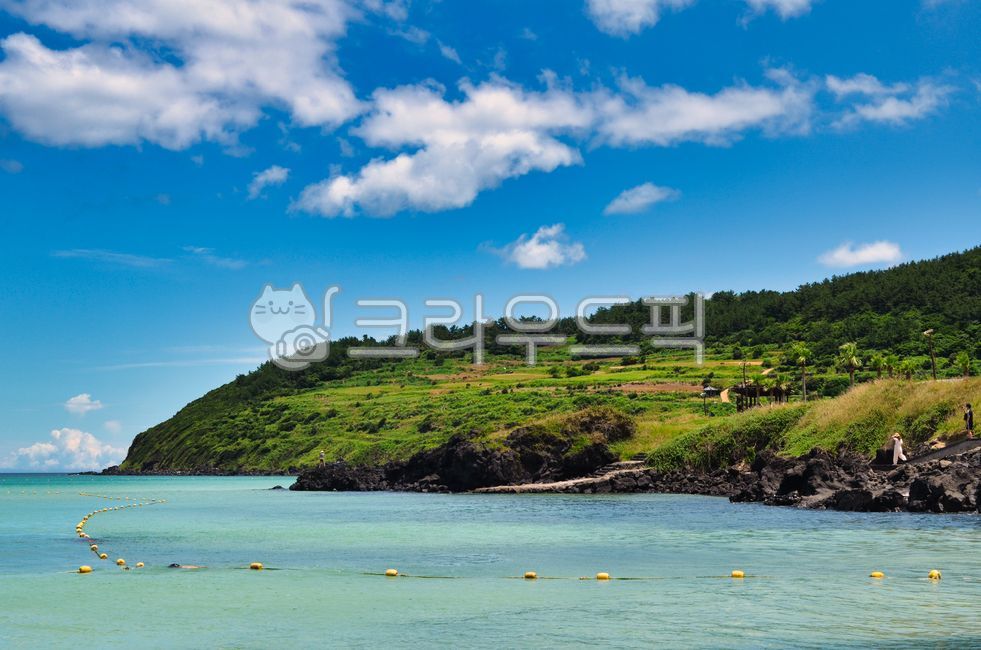 제주도,함덕,해수욕장,바다,바닷가,서우봉,함덕서우봉,산책로,등산,올레길,자연,경치,풍경,경관,절경,아름다운,한국,관광지,여행지,휴양지,여름,휴가철,맑은,파란,푸른,하늘,하얀,구름,에메랄드,바닷물,수평선,초록색,연두색,청정,깨끗한,멋진,나무,바위,잔디,풀,숲,부표,nature,ocean,제주도,jeju,jeju island