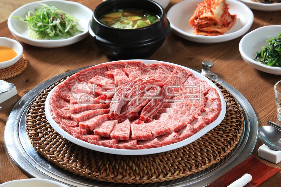 한우모듬,한우,소고기,치마살,살치살,한우갈비살,갈비살,한우고기,한우치마살,한우살치살,소갈비살,구이,한식,고기집,한우맛집,맛집,먹거리,김치,라탄,트레이,라탄트레이,대나무받침,접시받침,라탄받침,음식점,식사,정육점,정육식당,된장찌게,된장찌개,한국음식,전통음식,한국전통음식,식당,요리,물수건,수건받침,횡성한우