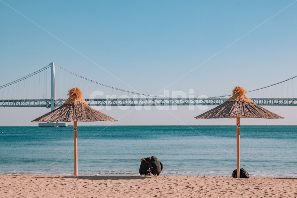 부산,광안리,커플,모래사장,해수욕장,겨울,겨울바다,바다,여행,광안대교,busan,korea,자연,풍경,nature,landscape,한국자연풍경,한국자연경관,korea nature landscape,랜드마크,landmark,tourist attraction,한국랜드마크,한국관광지,한국명소,korea landmark,korea tourist attraction,사람,인물,인간,human,person,여행,휴가,traveling,vacation,trip,감성,sensible,feeling