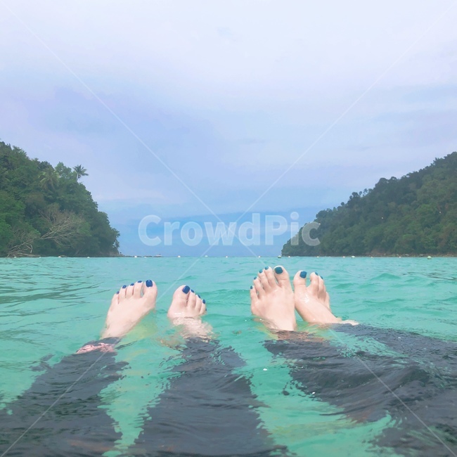 자연,water,물,바다,섬,ocean,island,산,여백,코타키나발루,kotakinabalu,사피섬,평온함,우정,친구,우정여행,발,물놀이,여행,휴가,traveling,vacation,trip
