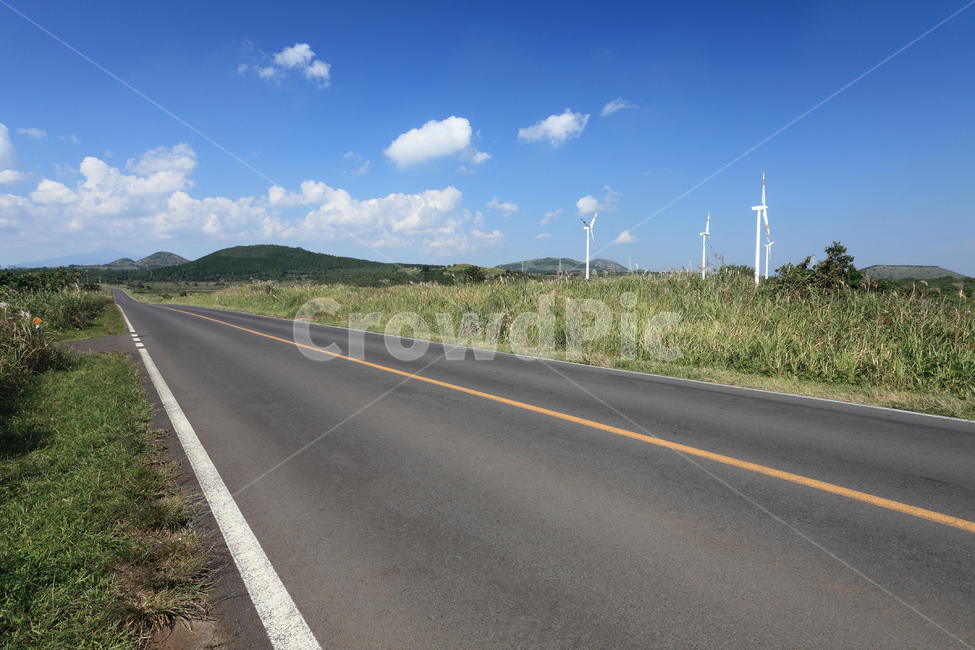 도로,제주,제주도,초원,자연,바람개비,풍력발전,하늘,구름,배경,백그라운드,바닥,공간,관광,드라이브,교통,풍경,산,오름,아스팔트,차선,중앙선,길,고속도로,직선,직선도로,한국