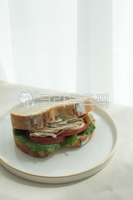 Chicken Sandwich,chicken,Rye bread,bread,sandwich,plate,vegetable,food