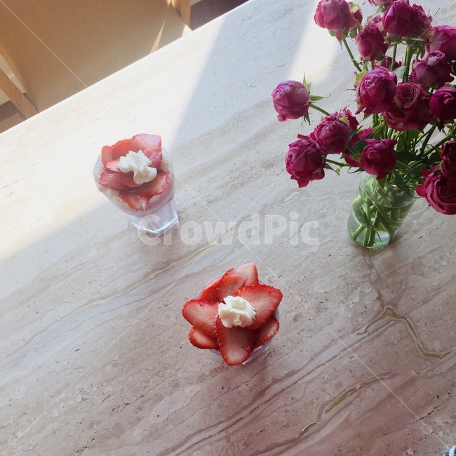 딸기,딸기음료,딸기라떼,꽃,장미,카페,홈카페,디저트,간식,후식,dessert,snack,음료수,drink,beverage
