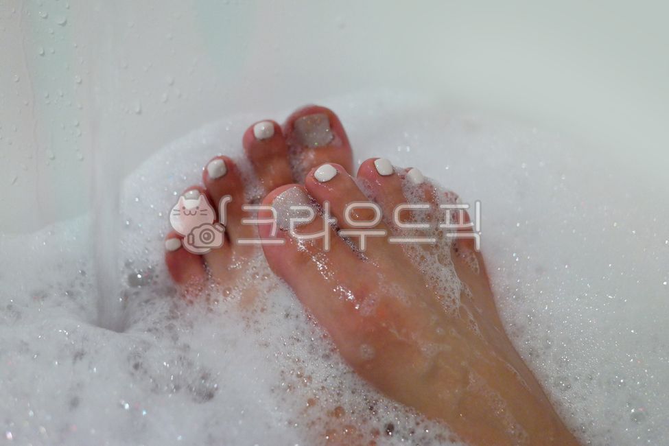 beauty,pedicure,bare foot,bubble,female,foot care,foot,toenail,toes