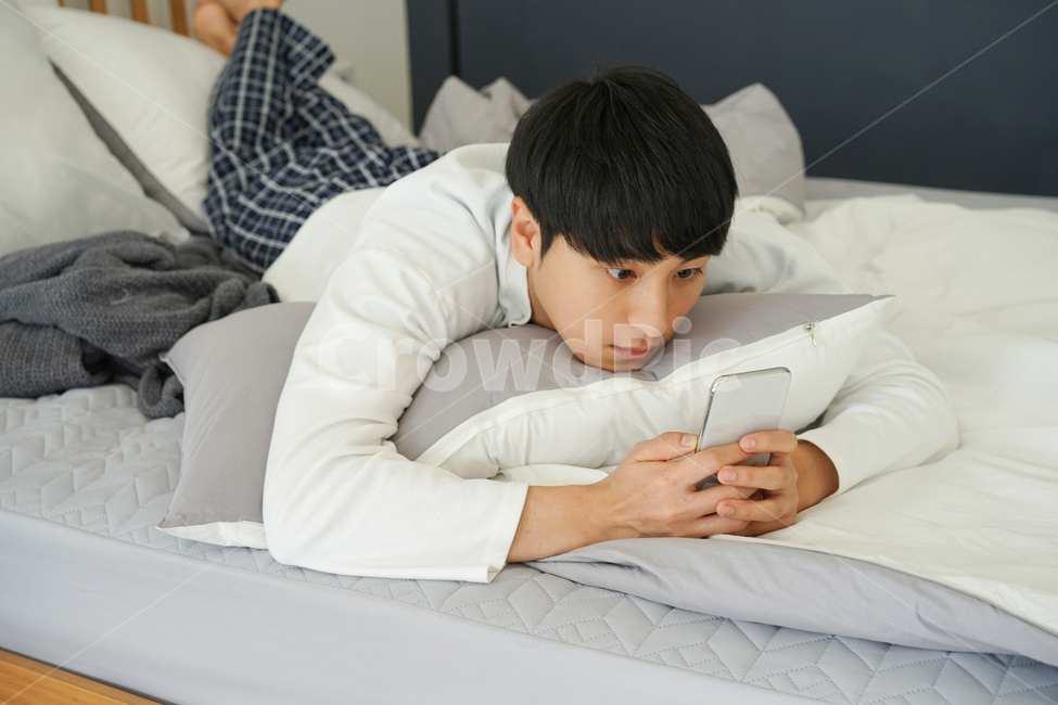 남성,남자,침대,침실,방,집,실내,휴식,휴일,핸드폰,모바일,휴대폰,집돌이,집콕,방구석,일상,사람,인물,인간,human,person,남성,남자,man,male