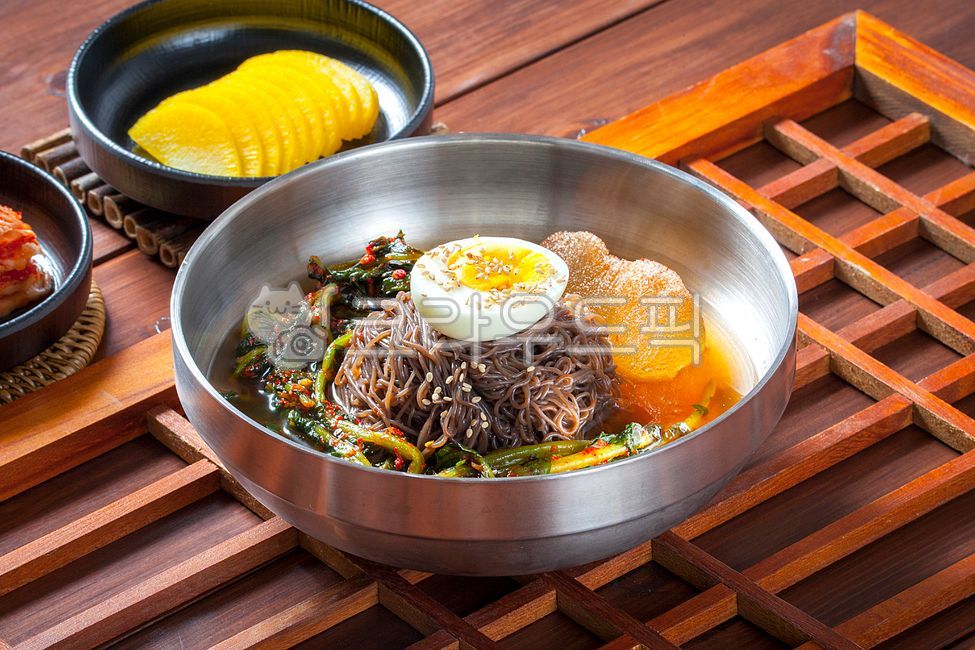 열무냉면,열무국수,열무김치,김치,국수,냉면,계란,달걀,단무지,면,계절음식,계절메뉴,여름음식,별미,간편식,점심,점심식사,음식점,식당,면요리,전통음식,민속음식,전통요리,한국음식,한식,한국요리,한국음식점,먹거리,비빔냉면,물냉면,비냉,물냉,열무비빔냉면,열무비빔국수,비빔국수,물김치,그릇,food,음식,식사,접시