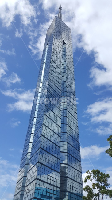 town,도시,urban,어반,building,건물,highrise,고층건물,city,시티,architecture,건축물,tower,탑,spire,첨탑,steeple,뾰족한탑,후쿠오카,후쿠오카타워,일본,fukuoka,japan,하늘,건축물,건물외관,exterior,building,structure,architecture,construction