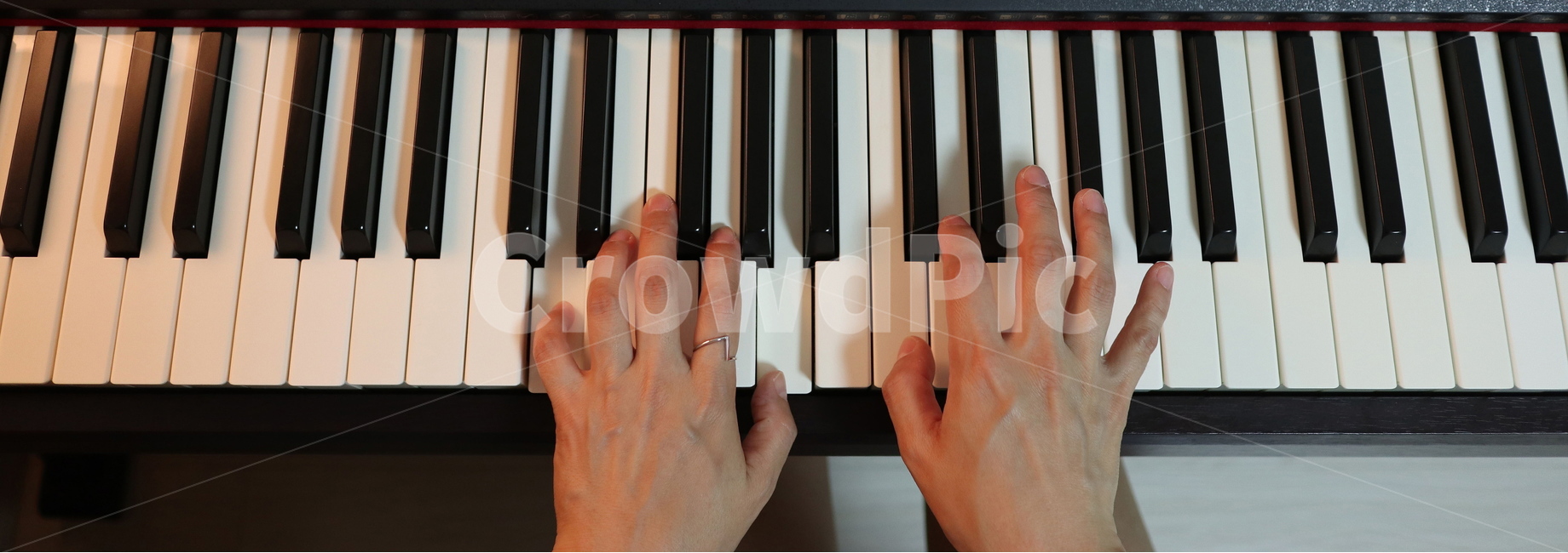 피아노,piano,건반,연주,피아노연주,악기,음악,반주,움직임,피아노치는사람,피아노레슨,피아노교습,피아노건반,피아노독주,손가락,여자손,여자손가락,피아노치는손,사람,인물,인간,human,person,신체일부,몸,body,악기,음향기기,musical instrument,musical equipment