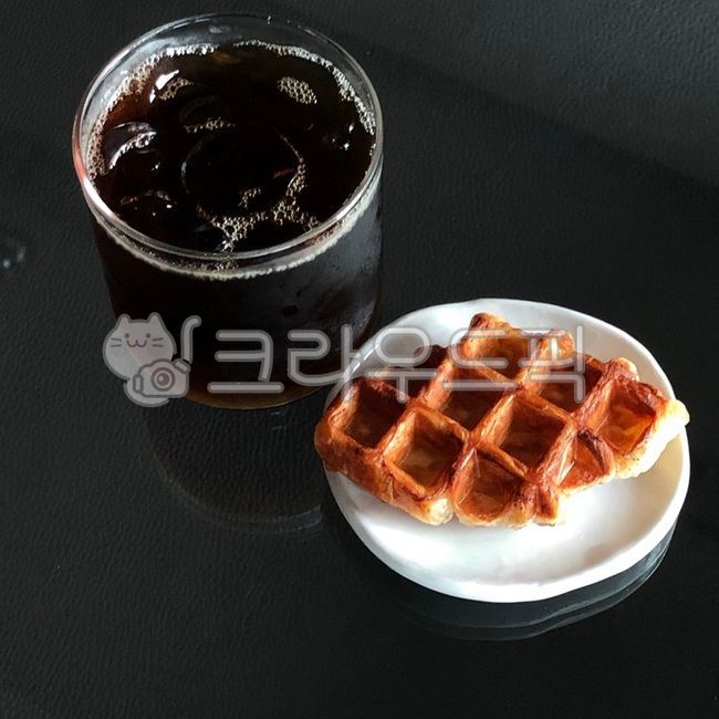 cafe,waffle,dessert,Crople,coffee,beverage,croissant,Americano