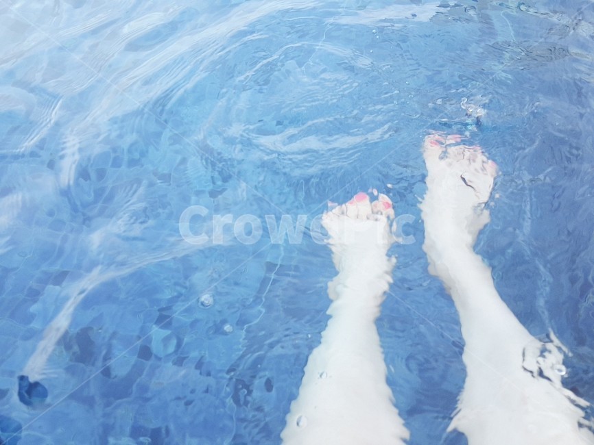 물,water,쓸쓸함,수영장,발,일렁임,잔잔함,신체일부,몸,body