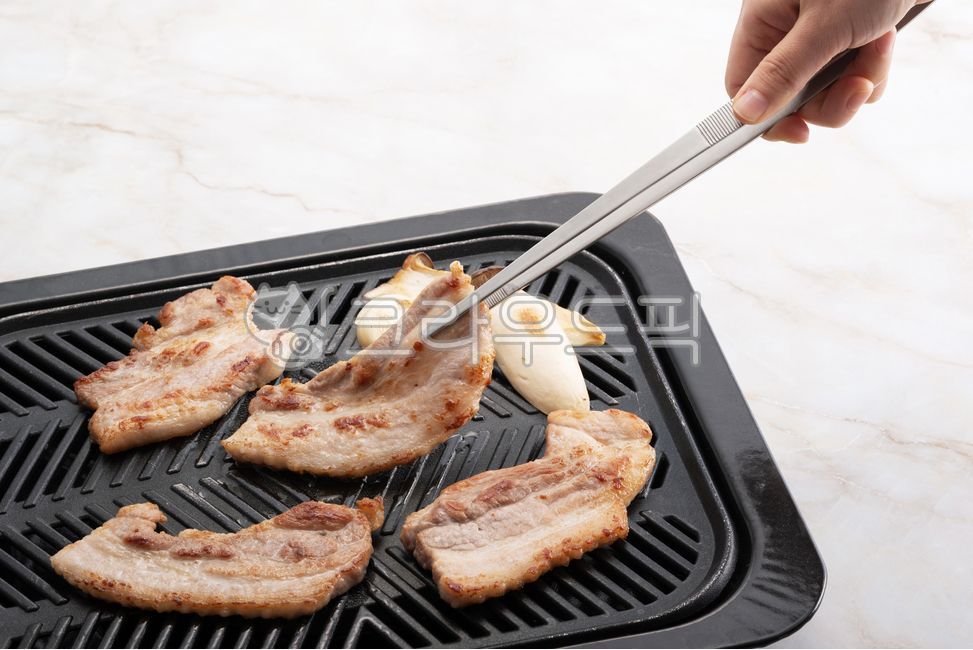 pork belly,barbecue,cooking,grill,grilling,delicious,tweezers,grilled,pork,meat,food,meal,ingredients