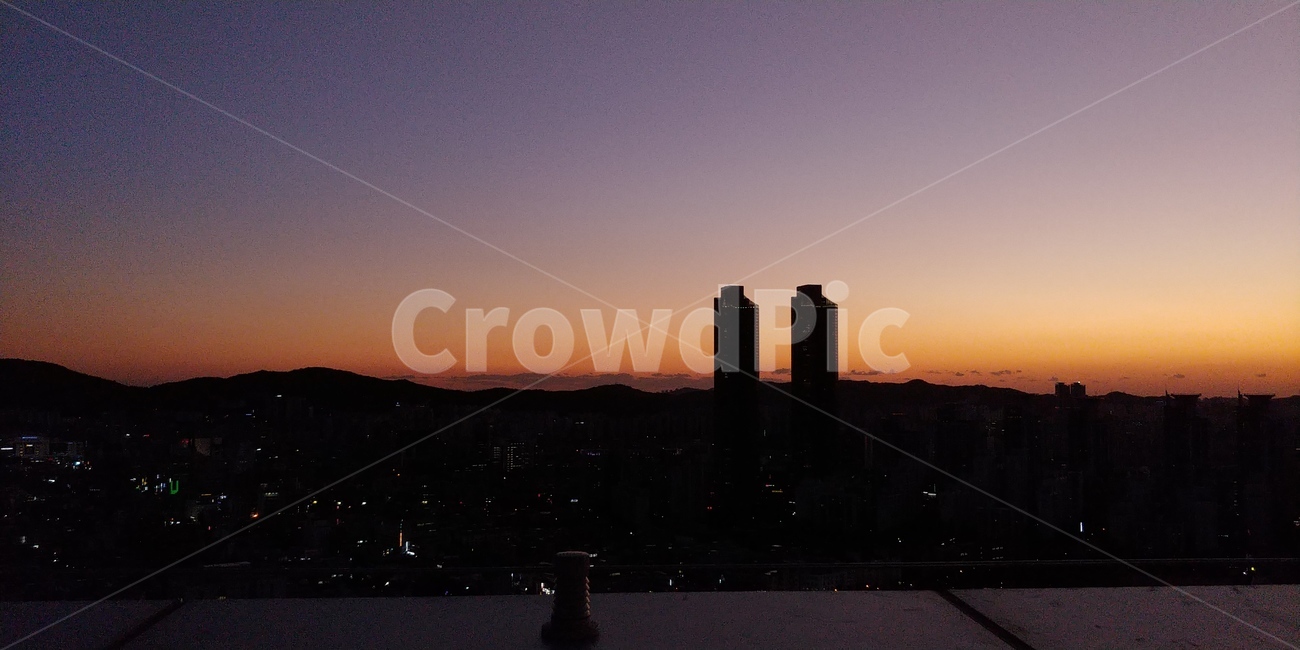 하늘,밤하늘,풍경,야경,노을,해질녘,저녁,석양,자연,경치,sunset,sky,nature,따듯한,운치있는,분위기있는,그림같은,도시,풍경,city,landscape,실루엣,그림자,silhouette,shadow,outdoors,옥외,dawn,새벽,일몰,red sky,붉은 하늘,dusk,황혼