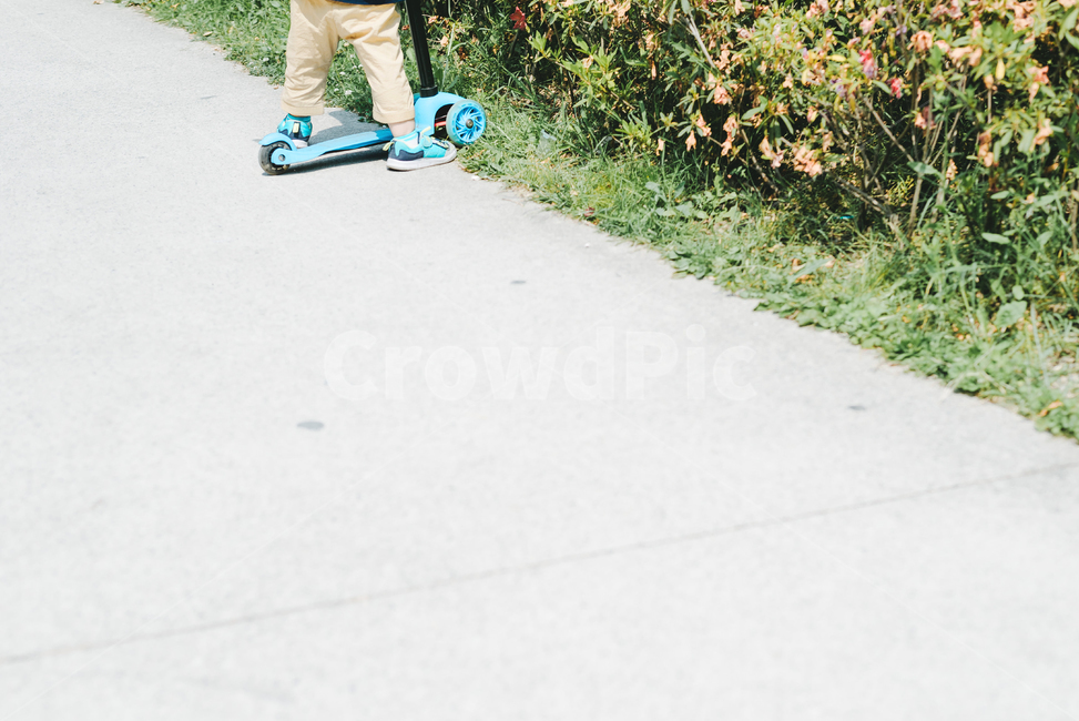 어린이,장난감,킥보드,공원,여백,풀잎,색감,밝은,child,park,kickboard,color,사람,인물,인간,human,person,신체일부,몸,body,어린이,어린아이,child,children,kid,감성,sensible,feeling,휴식,힐링,rest,relaxation,healing
