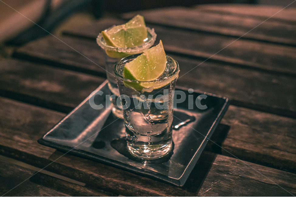 데킬라,술,양주,증류주,라임,바,bar,알콜,drinks,lime,쓴,독한,고알콜,높은도수,술잔,샷,샷잔,술,주류,alcohol,감성,sensible,feeling