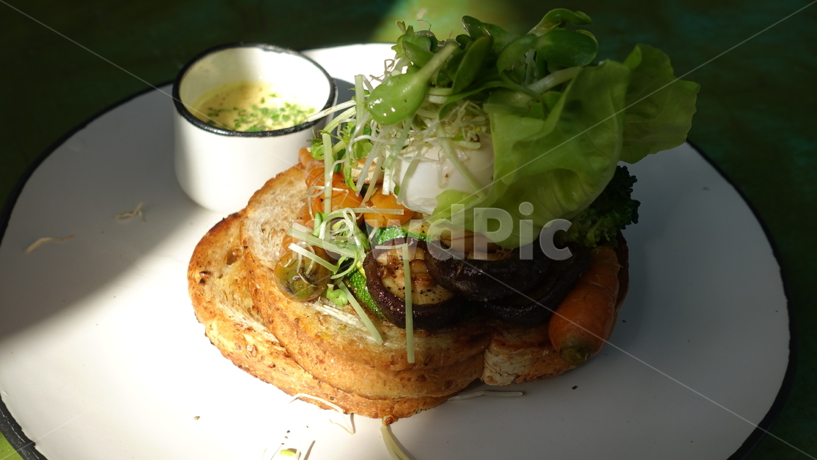 브런치,오후,햇빛,빵,수란,에그베네딕트,eggbenedict,brunch,lunch,점심,아침식사,breakfast
