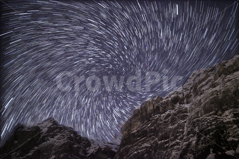 star trail,whirlwind trajectory,star,night sky,star photo,long exposure,travel,trajectory,Grindewald