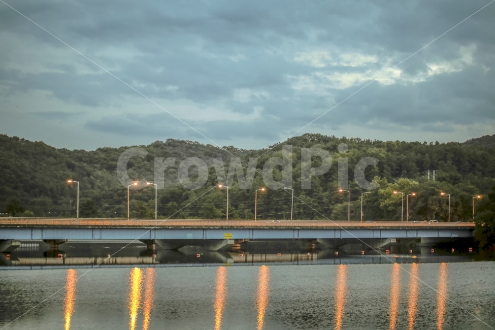 다리,방동저수지,저수지,호수,가로등,불빛,자연,풍경,nature,landscape,한국자연풍경,한국자연경관,korea nature landscape,road,도로,freeway,고속 도로