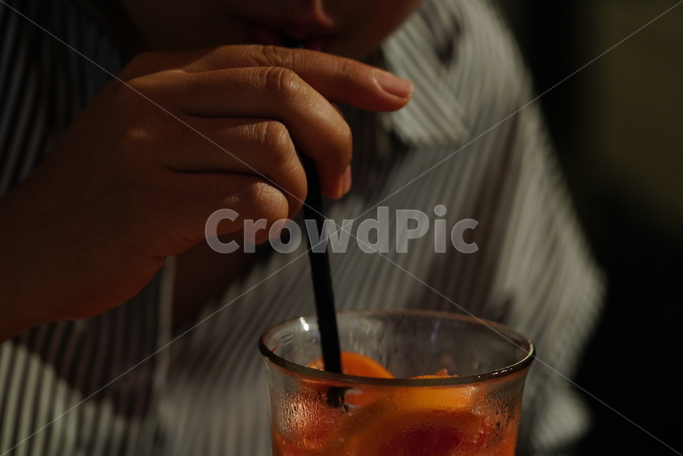 음료,마실거리,에이드,음료수,디저트,후식,컵,감성,음식,먹거리,카페,cup,컬러,색감,사람,인물,인간,human,person,신체일부,몸,body,음료수,drink,beverage