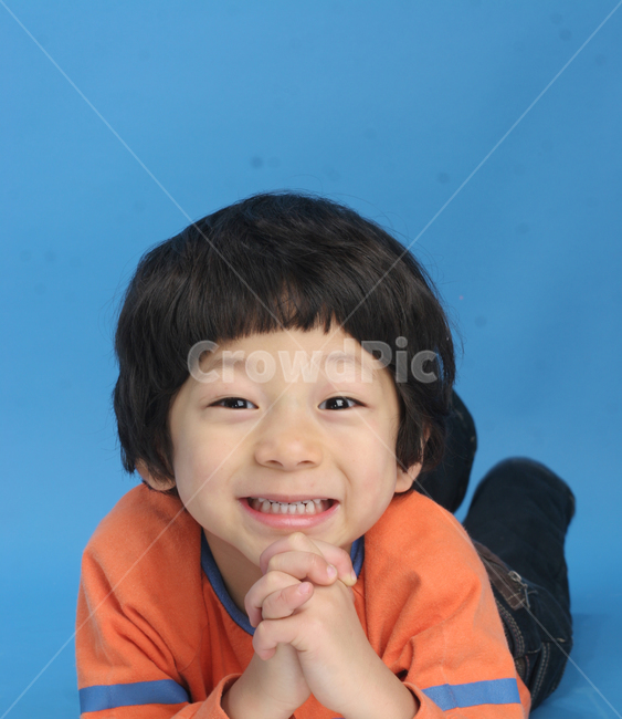 얼굴표정,남자아이,어린아이,미소,웃음,응시,관심,스마일,얼굴,사람,인물,인간,어린이,감정표현,수줍음,기분,kid,smile,human,boy,person,facial,expression,child,children,feeling,face,emotion,사람,인물,인간,human,person,얼굴표정,facial expression,face,어린이,어린아이,child,children,kid,감정표현,기분,feeling,emotion