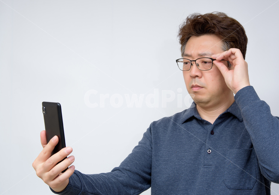 노안,남자,노화,남성,아빠,1명,한국인,일본인,중국인,아시아인,4050세,중장년,중년,하얀배경,실내,안경,시력,난시,근시,50대,상반신,표정,눈,눈의피로,40대,돋보기,1인,한명,피곤,피로,눈건강,건강,보건,의료,초점,핀트,스마트폰,핸드폰,휴대전화,조작,사람,인물,인간,human,person,남성,남자,man,male,정보통신기술,전자기기,전자제품,it,information,technology,electronic equipment
