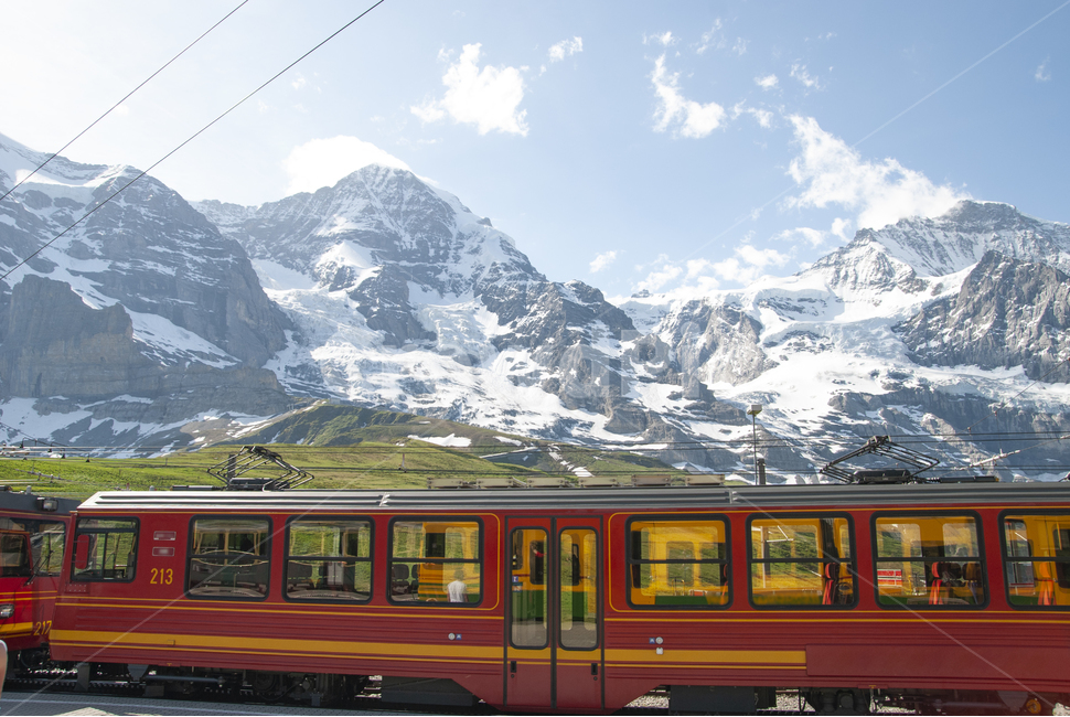 스위스,기차,산악열차,산악,클라이네샤이덱,kleinescheidegg,클라이네,샤이덱,융프라우,mountaintrain,빨간,관광객,교통,교통수단,traffic,transportation