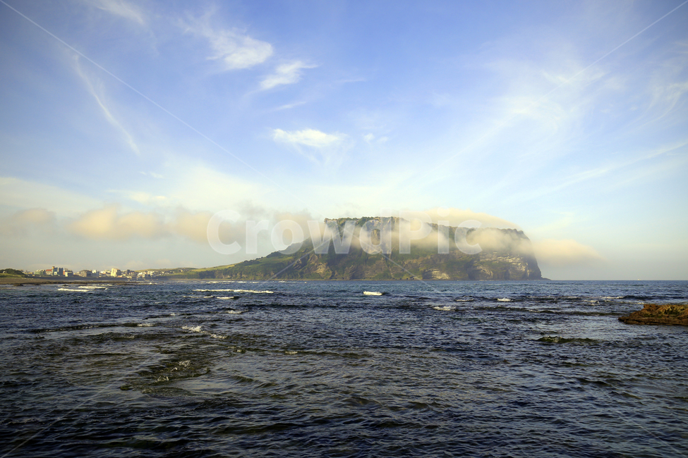 제주도,성산일출봉,구름,바다,일출봉,자연,풍경,nature,landscape,제주도,jeju,jeju island,outdoors,옥외,land,땅,water,물,shoreline,해안선,sea,ocean,대양,coast,연안,island,섬,promontory,곶