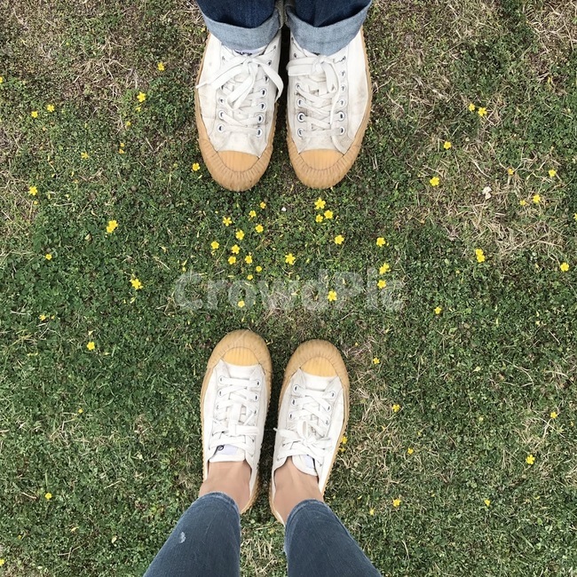 커플,신발,꽃,자연,clothing,의류,apparel,의복,pants,바지,footwear,신발류,감성,couple