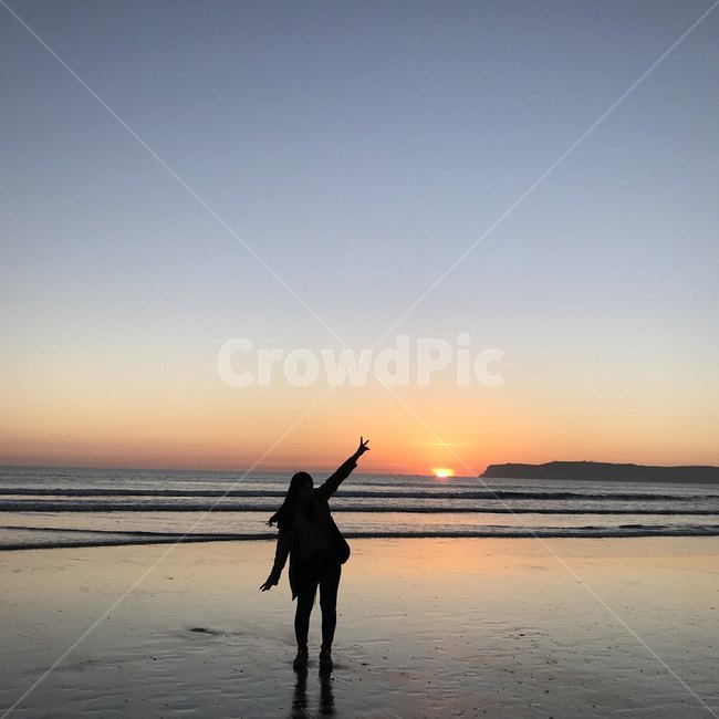 노을,석양,바다,하늘,역광,해변,해변,바다,beach,sea,사람,인물,인간,human,person,감정표현,기분,feeling,emotion,인물실루엣,사람실루엣,character silhouette,human silhouette,여행,휴가,traveling,vacation,trip,nature,자연,silhouette,실루엣,outdoors,옥외,water,물,ocean,대양