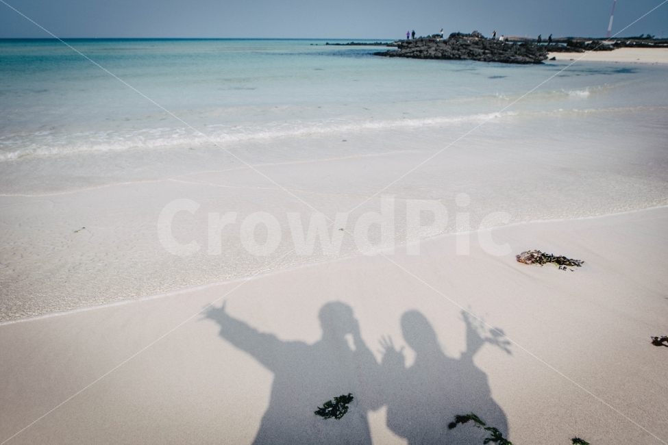 제주,제주도,김녕,김녕해수욕장,그림자,자연,풍경,nature,landscape,해변,바다,beach,sea,제주도,jeju,jeju island,사람,인물,인간,human,person,연인,커플,사랑,lover,couple,인물실루엣,사람실루엣,character silhouette,human silhouette,outdoors,옥외,soil,흙,sand,모래,land,땅,water,물,shoreline,해안선,ocean,대양