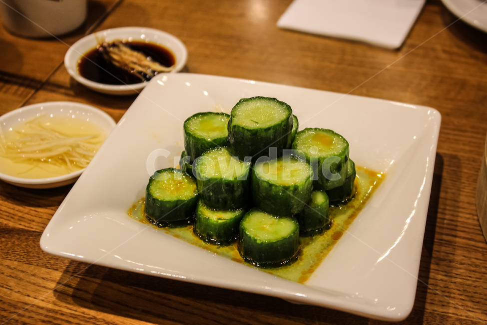 음식,요리,식사,식당,오이,초록,오이절임,오이무침,숟가락,수저,테이블,나무,컵,맛있는,배부름,만족,행복,즐거움,감칠맛,달달한,상큼한,분위기,감성,밥그릇,접시,음료,튀김,atmosphere,bowl,cook,cooked,cuisine,cup,delicious,dinner,dish,enjoy,fancy,멋진,fantastic,food,foodresreves,glass,happiness,happy,hot,joy,lunch,meal,plate,restaurant,salty,satisfaction,satisfied,sause,spoon,sweet,table,taiwanculture,taiwanfood,tasty,touchy,white,wonderful,wood,yellow,green,노랑,갈색,cucumber,vegetable