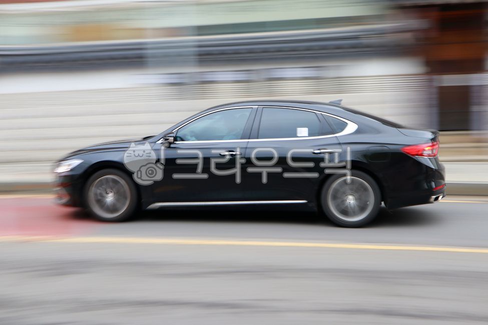 running car,wheel,car wheel,alloy wheel,vehicle,transportation,seoul,automobile,carwheel,panning shot,car,machine,transit,Street,cityscape,wall,tire