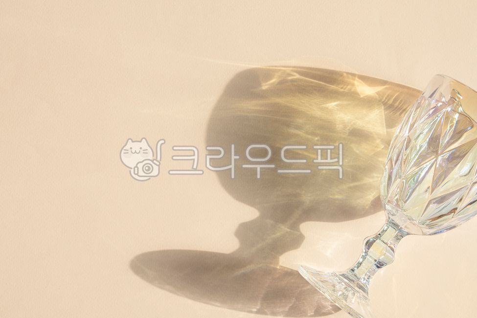 카피공간,파티,초대,행사,고급,유리,그림자,실루엣,레스토랑,크리스탈,빛나는,유리잔,샴페인,반짝이는,음료,잔,배경,와인잔,goblet,고블릿,glass