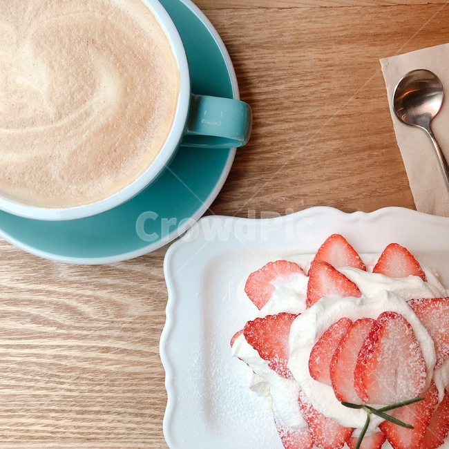 카페,cafe,감성사진,딸기케이크,커피,coffee,티타임,teatime,휴식,음식,식재료,요리,food,cook,meal,dishes,food reserves,디저트,간식,후식,dessert,snack,커피,카페,coffee,cafe