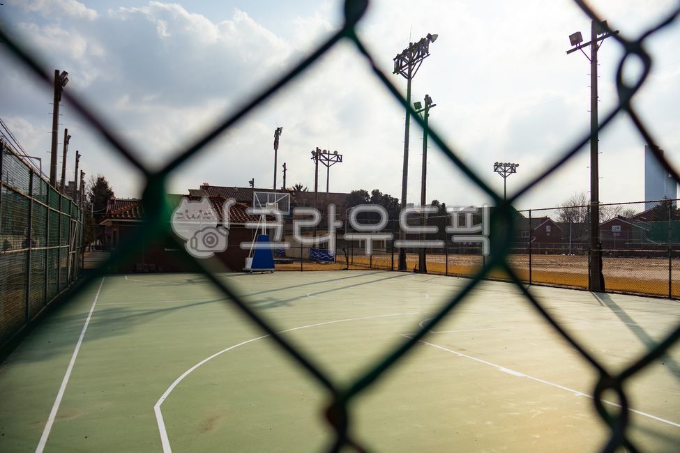 barbed wire,park,sign,warning,wire mesh,wire,playground,basketball court
