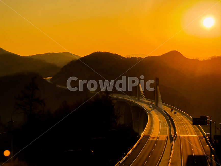 road,도로,freeway,고속도로,highway,일출,산맥,하늘,새벽,풍경,태양,붉은빛,다리,야로대교,대교,감성사진