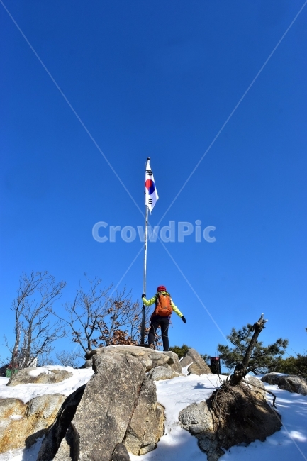 관악산,풍경,겨울,자연,눈,스포츠,등산,산행,nature,snow,겨울풍경,느낌,아름다운,신비로운,경이로운,기암,바위,암봉,암릉,다큐,필,힐링,명산,landscape,winter,season,트레킹,100대명산,인기명산,조망,전망,정부청사,6봉,수목원능선,바윗길,암릉길,명품송,소나무,한국자연풍경,한국자연경관,korea,관양능선,팔봉능선,국기봉,겨울,계절,winter,season,자연,풍경,nature,landscape,한국자연풍경,한국자연경관,korea nature landscape,사람,인물,인간,human,person,여성,여자,woman,female,lady,여행,휴가,traveling,vacation,trip,스포츠,레저,운동,sports,leisure,exercise,symbol,상징,flag,깃발