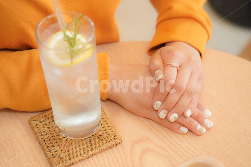 손,네일,반지,카페,레몬에이드,테이블,주스,레몬,신체일부,몸,body,음료수,drink,beverage