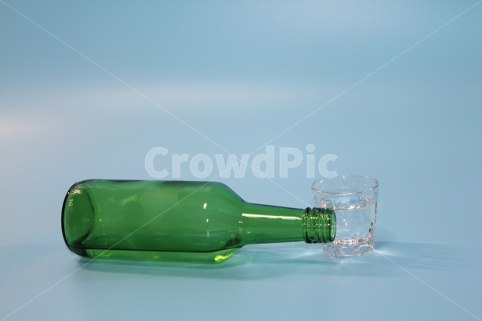 소주,술,소주병,술잔,소주잔,알콜,음주,술,주류,alcohol,사물,물건,오브젝트,thing,object,matter,연출,컨셉,콘셉,direction,concept