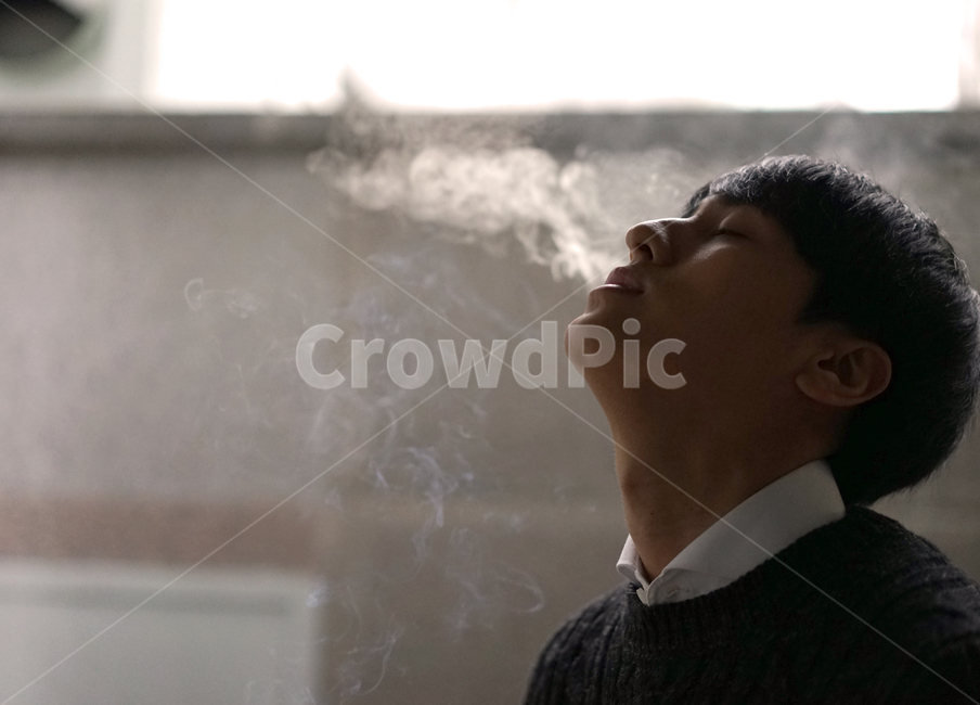 남성,남자,담배,흡연,담배연기,연기,금연,니코틴,사람,인물,인간,human,person,남성,남자,man,male,건강,헬스웨어,헬스케어,healthware,health care,감성,sensible,feeling