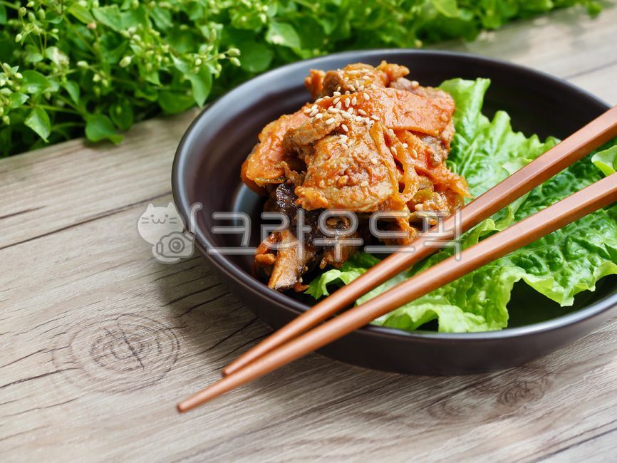 돼지불고기,불고기,제육볶음,한국음식,음식,한식,고기,요리,돼지고기요리,매운음식,아시아음식,고추장불고기,돼지고기볶음,야채,배경,반찬,porkbulgogi,bulgogi,beefstirfry,koreanfood,food,meat,cooking,porkdishes,spicyfood,asianfood,gochujangbulgogi,roastpork,vegetable,background,sidedish,식물,상추,젓가락,혼합,plant,lettuce,chopsticks,mix