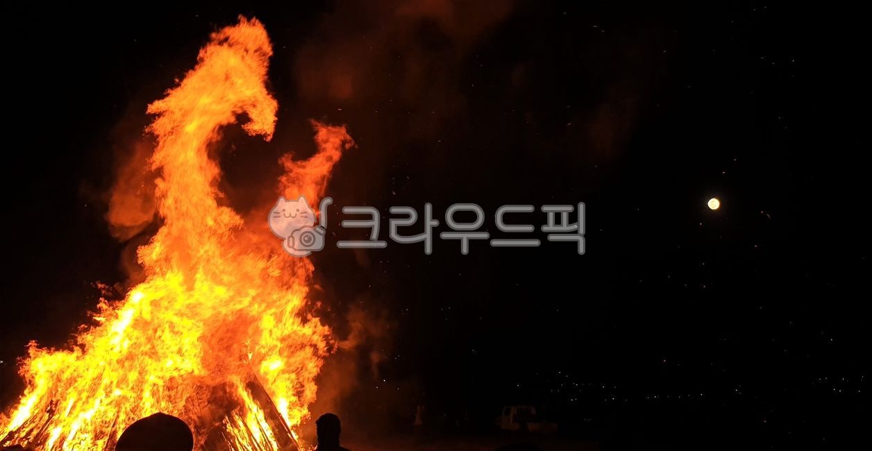 Scene of burning a moon house,Daljip,full moon,Burning the moon house,fire,New Years Day Full Moon Event,flame,bonfire,Fireworks