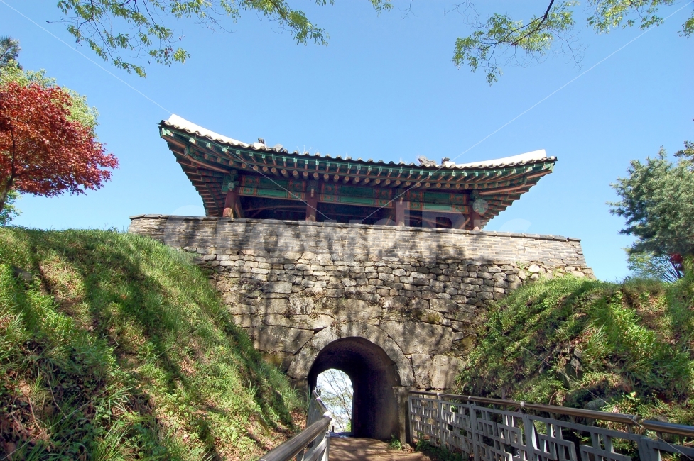 남한산성,성,성곽,성문,세계유산,세계문화유산,문화유산,성벽,경기도,한국,건축,고건축,전통건축,전통,전통건축물,기와,누각,랜드마크,landmark,tourist attraction,한국전통,한국문화,korean traditional,korean culture