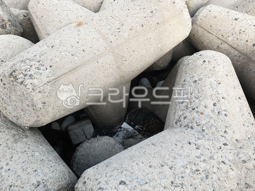 테트라포드,파도막이,뿔,시멘트,바닷가,해양쓰레기,바다쓰레기