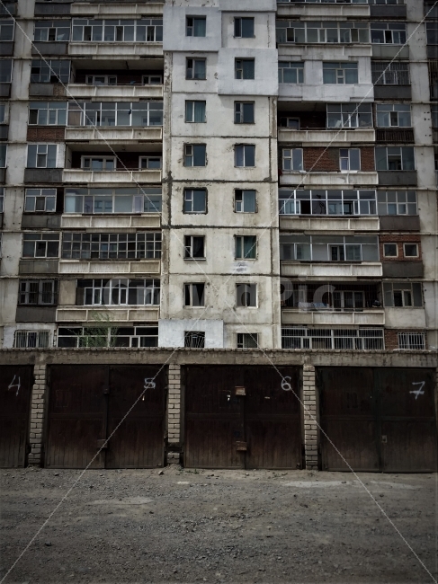 해외,몽골,길거리,위에,아파트,단지,건축물,건물외관,exterior,building,structure,architecture,construction,흑백,모노톤,monochrome,black and white