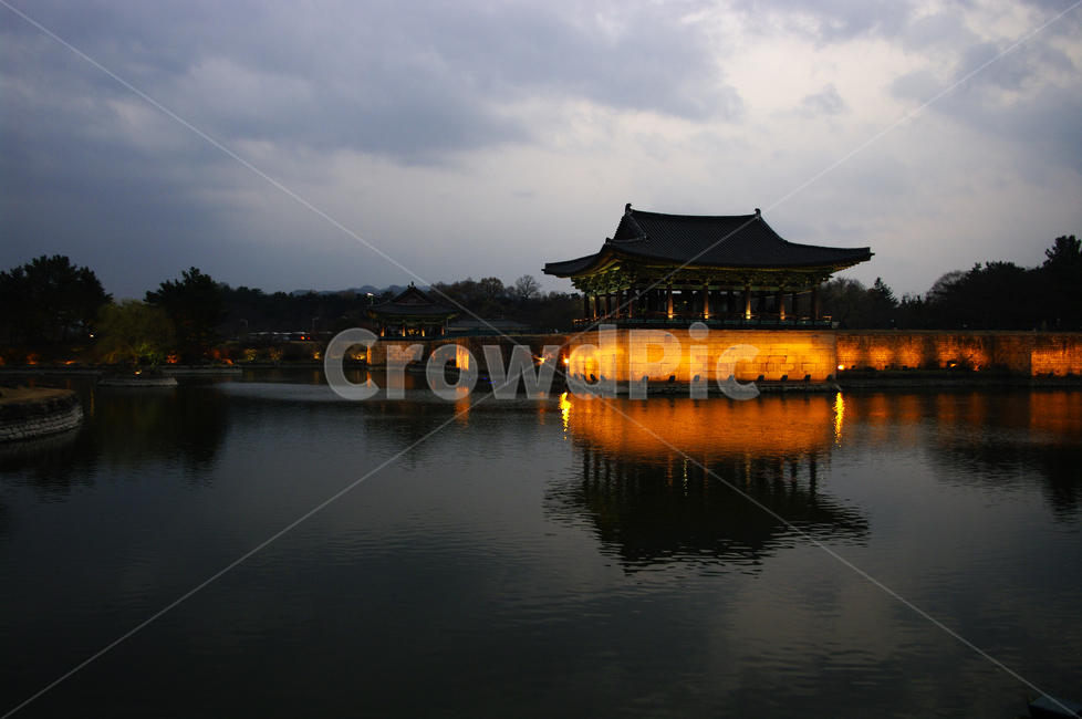 안압지,연못,경주,건축,지붕,traditional,전통,조명,빛,하늘,구름,풍경,야경,밤,풍경,nightscape,night,landscape,한국전통,한국문화,korean traditional,korean culture,랜드마크,landmark,tourist attraction,한국랜드마크,한국관광지,한국명소,korea landmark,korea tourist attraction,건축물,건물외관,exterior,building,structure,architecture,construction