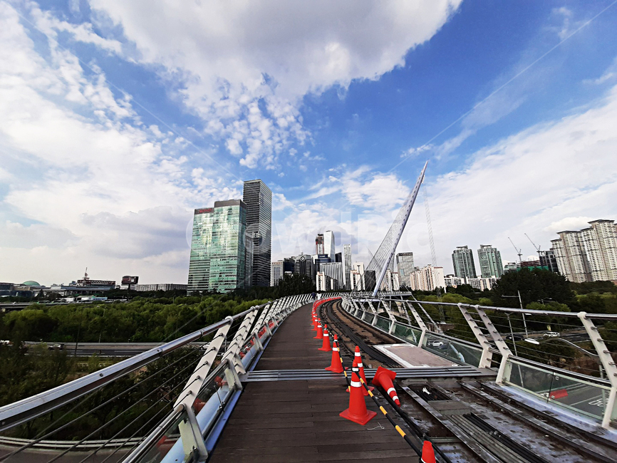 고속도로,freeway,도로,road,여의도,샛강생태공원,공사다리,다리공사,공사현장,꼬깔콘,멋진건물,회사,사무실,건물,서울느낌,도시느낌,도시,세련된건물,빌딩,낮,주말